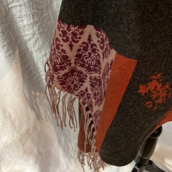 Crosstree Lane Tourterelle floral design autumn wrap, one size, NWT - Picture 8 of 15